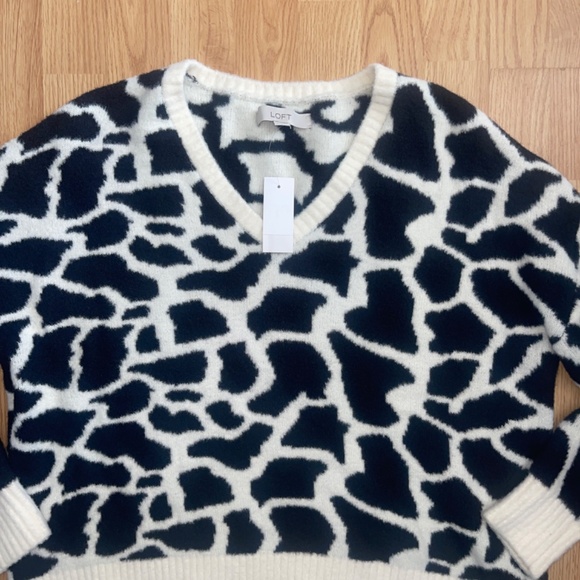 NWT LOFT Black and White Giraffe Print Super Soft Sweater Top Size Large - Picture 6 of 8